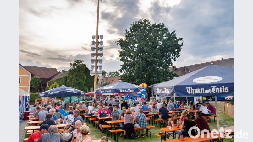 Die dunklen Wolken über dem Fest waren nur Stimmungsmacher - die Festbesucher in Etzenricht bleiben trocken, während ganz in der Nähe starke Gewitter und Regenschauer niedergehen. pml