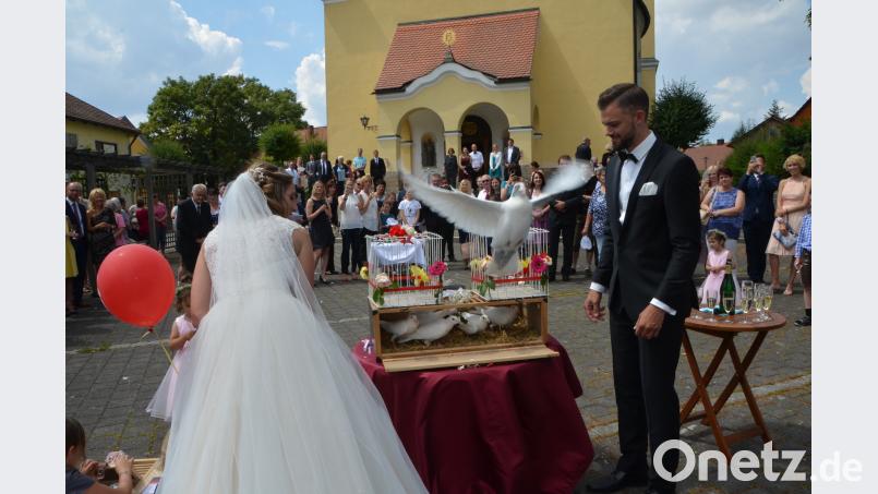 Es ist der schönste Tag im bisherigen Leben von Ramona Gallitzdörfer aus Albersrieth und Alexander Fritsch aus Waldau als sie sich am Samstag in der Benefiziumskirche St. Johannes Nepomuk ewige Treue versprechen. dob