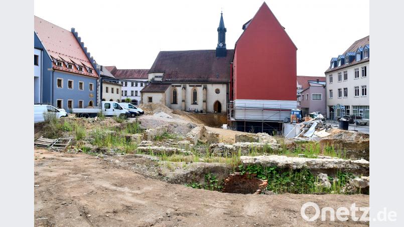 So sieht es Mitte Juli 2018 auf dem Bürgerspitalgelände in der Amberger Altstadt aus. Der Eckert-Bau mit dem großen roten Giebel ist bereits saniert. Direkt im Anschluss soll das Ten-Brinke-Projekt entstehen. Petra Hartl
