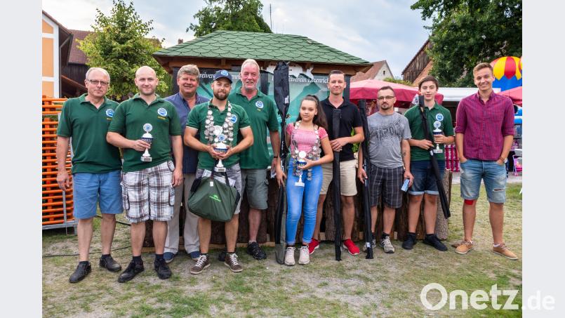 Die frisch gekürten Fischerkönige und die Fischerkönigin zusammen mit dem ersten und zweiten Vorsitzenden des Fischereivereins Etzenricht und Bürgermeister Martin Schregelmann. pml
