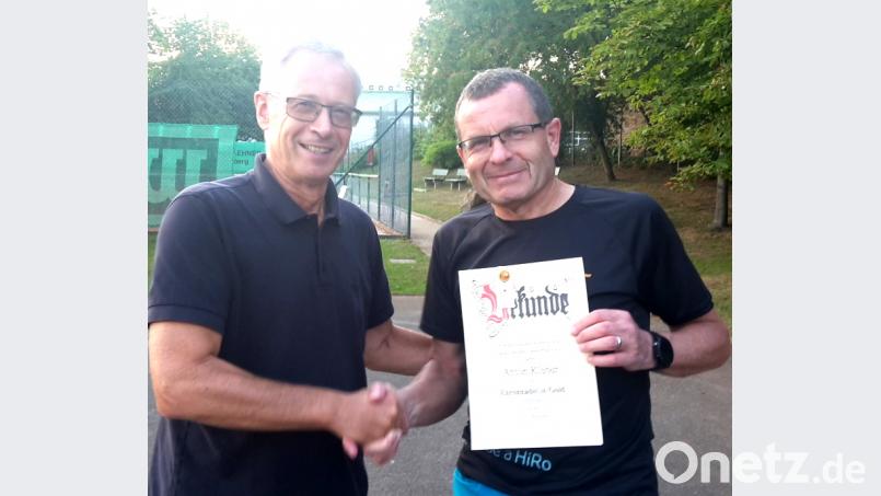 Zwei Tennisspieler, denen kein Weg zu weit ist. Abteilungsleiter Dr.Jochen Calame (links) ehrt in Vertretung des TSV-Vorsitzenden Fred Eckl Toni Kleber (rechts) für 40 Jahre TSV-Mitgliedschaft. es