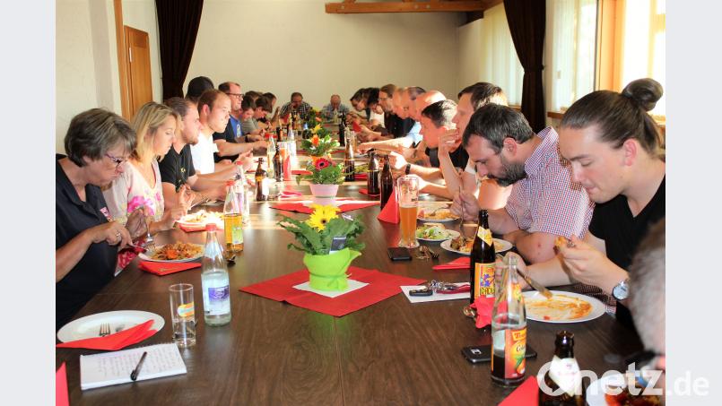 Die Einsatzkräfte beim Danke-Essen im Pfarrsaal. Unter ihnen auch Gastgeber Bürgermeister Josef Gilch. wec