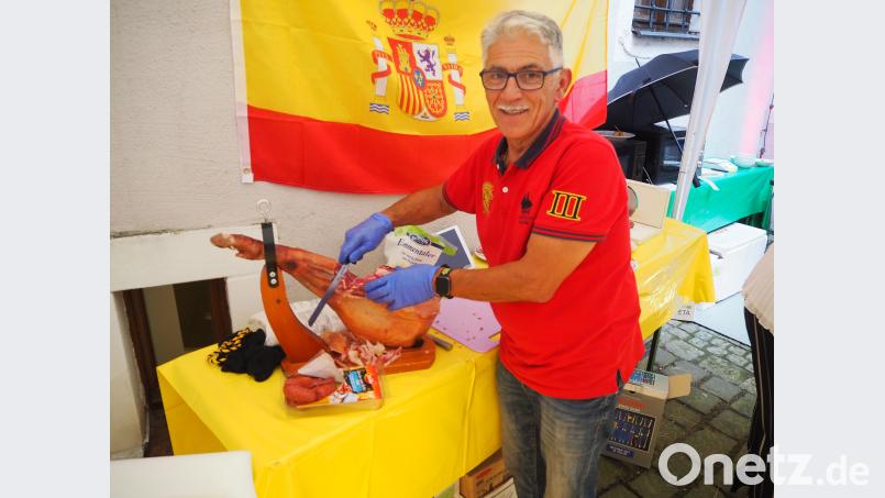 Juan Vilas ist der Mann am spanischen Schinken im Hof des Hanklhauses. krb
