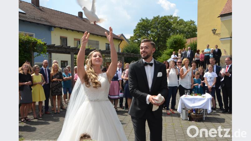 Es ist der schönste Tag im bisherigen Leben von Ramona Gallitzdörfer aus Albersrieth und Alexander Fritsch aus Waldau als sie sich am Samstag in der Benefiziumskirche St. Johannes Nepomuk ewige Treue versprechen. dob