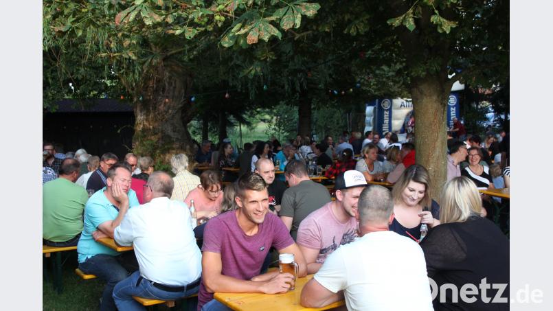 Im Freien und unter Bäumen genossen dieses Besucher dass Tirschenreuther Fischerfest. kro