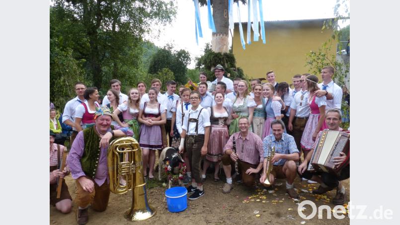 Die Kirwapaare mit dem Oberkirwapaar Katja Grötsch und Daniel Nürnberger vor dem Wahrzeichen der Oeder Kirwa. fm