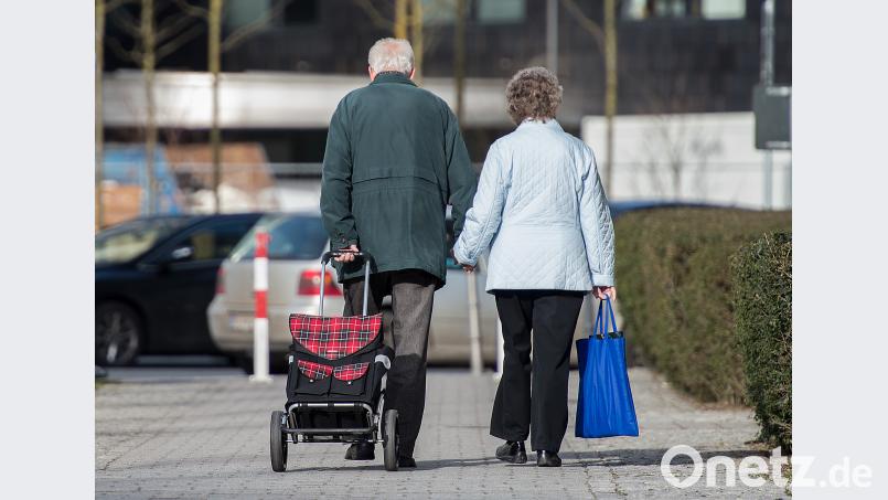 Ein älteres Paar geht einkaufen -- viele Rentner müssen dabei ganz genau rechnen. Silas Stein/dpa