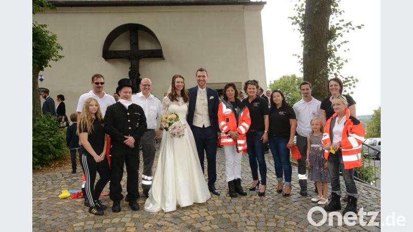 Markus Maier und Sandra Völkl gaben sich in der St. Felixkirche das Jawort. Dazu gratulieren Bereitschaftsleiter Sebastian Windschügl (Dritter von links), Leitende Bereitschaftsärztin Dr. Gudrun Graf (Sechste von rechts) und zahlreiche weitere BRK-Bereischaftsmitglieder. bey