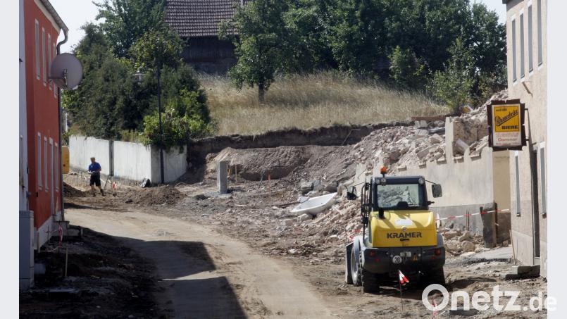 Beim Ausbau der Ortsdurchfahrt der Staatsstraße 2040 in Schwarzhofen ist die nächste Etappe erreicht: Der dritte Bauabschnitt reicht vom Marktplatz zum Ortsausgang. Das frühere Lehrnbecher-Haus (rechts) wird derzeit abgerissen. Hirsch