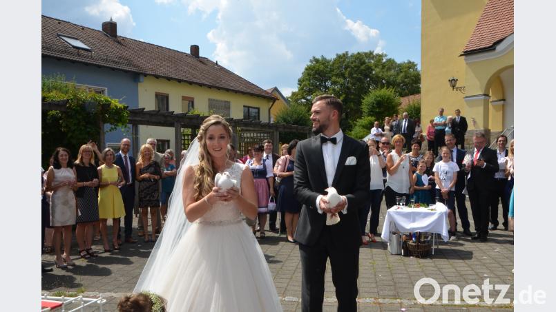Es ist der schönste Tag im bisherigen Leben von Ramona Gallitzdörfer aus Albersrieth und Alexander Fritsch aus Waldau als sie sich am Samstag in der Benefiziumskirche St. Johannes Nepomuk ewige Treue versprechen. dob