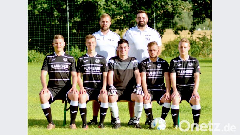 Die neuen Trainer und ein Teil der neuen Spieler des SV Neusorg. exb