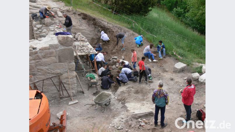 Im alten Burggraben förderten die Schüler unter Anleitung eines Archäologen viele unterschiedliche Gegenstände zu Tage. exb
