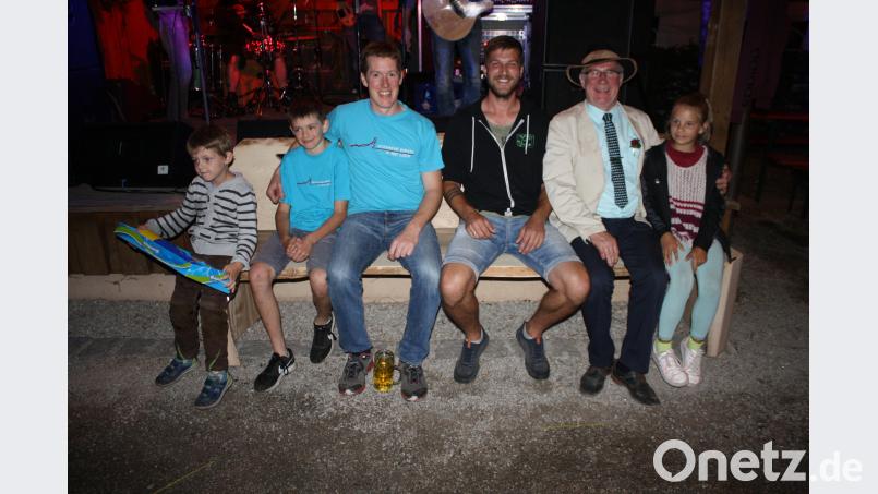 Das Glück meinte es gut mit Johannes Ruder (Dritter von rechts) beim Backofenfest: Er gewann die massive Bank aus Eschenholz, die Naturschreiner Josef Busch (rechts daneben) der Feuerwehr für die Tombola spendiert hatte. Vorsitzender Martin Kräml (Dritter von links) moderierte die Veranstaltung. edo
