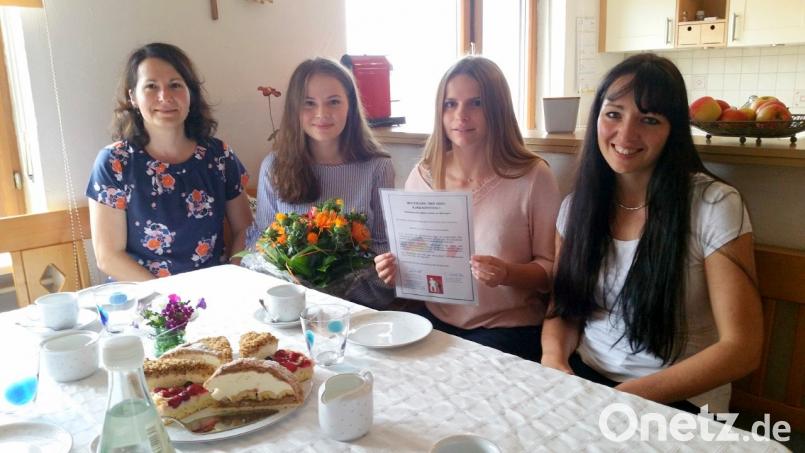 Ein letztes Erinnerungsfoto an den Schüleraustausch in der Oberpfalz. Von links: Marlis Meiler, Chloè Delion, Tabea Meiler sowie Lehrerein Elke Völkl-Käs. exb