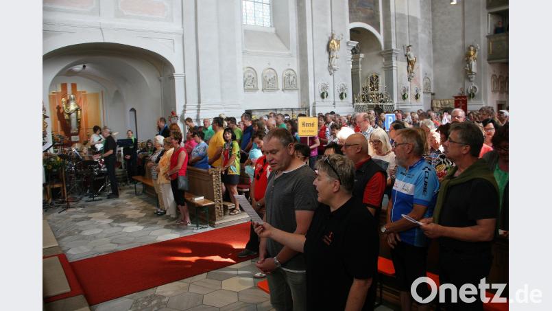 Der Sonntag war zugleich auch Anlass für die Kreiswallfahrt der Kolpingfamilien. Der Bittgang nach Fuchsmühl wurde von der Falkenberger Kreisvorsitzenden Martina Mark (vorne rechts) angeführt. wro