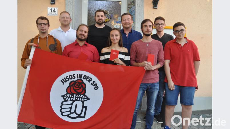 In Vohenstrauß gibt es wieder eine Juso-AG. Christina Schmid (vorne, Dritte von rechts) und Manuel Dippold (vorne, Zweiter von links) sind gleichberechtigte Vorsitzende. Stefan Schmid (vorne, Zweiter von rechts) bringt sich als Beisitzer ein. Bundestagsabgeordneter Uli Grötsch (hinten, Zweiter von rechts) und der SPD-Ortsvereinsvorsitzende Markus Kick (Zweiter von links) heben die Juso-AG mit aus der Taufe. dob