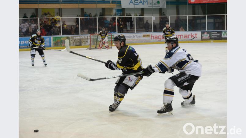Florian Bartels (Mitte) wird nicht mehr das Trikot des ERSC Amberg tragen. brü