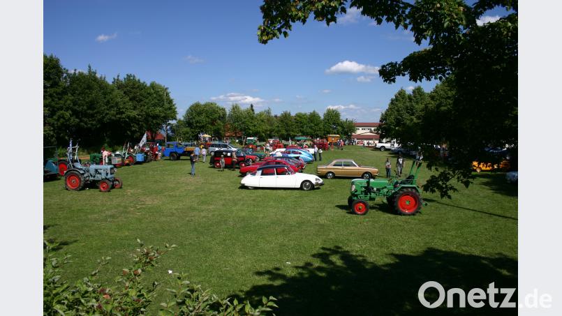 Bereits vor zehn Jahren – beim ersten Fuchsmühler Bürgerfest – lockte eine Oldtimerausstellung mit Rundfahrt in den Steinwaldort. Die Fahrzeugschau wird auch heuer wieder angeboten. wro