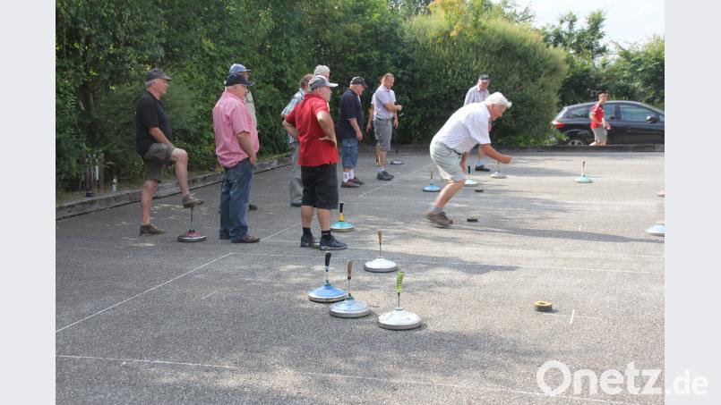 Mit viel Ehrgeiz und voller Konzentration ist um jeden Punkt gekämpft worden, hier zeigt der über 80-jährige Adolf Uschold, dass er noch lange nicht zum „alten Eisen“ gehört. frd