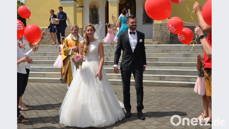 Es ist der schönste Tag im bisherigen Leben von Ramona Gallitzdörfer aus Albersrieth und Alexander Fritsch aus Waldau als sie sich am Samstag in der Benefiziumskirche St. Johannes Nepomuk ewige Treue versprechen. dob
