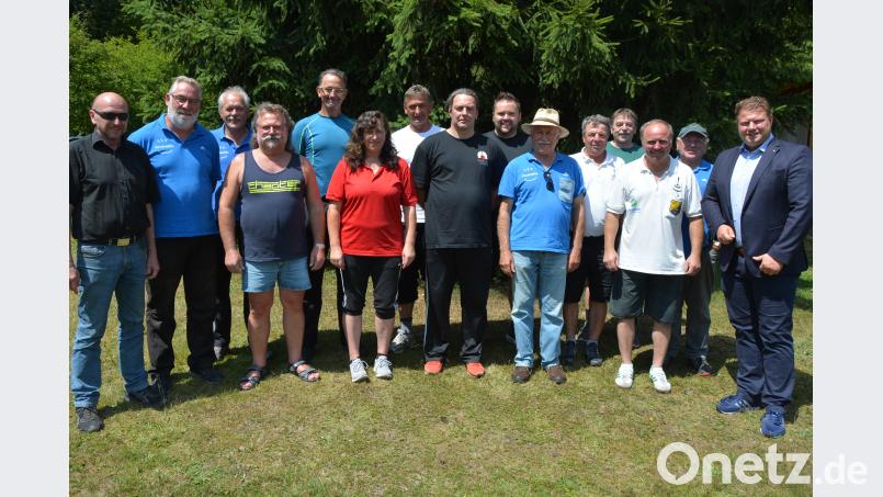 Die drei besten Mannschaften des vom ESC Pleußen ausgerichteten Asphaltstockturniers mit ESC-Vorsitzendem Stefan Grillmeier (Vierter von links), Sportstadtverbandsvorsitzendem Peter Haibach (links) und 2. Bürgermeister Stefan Grillmeier (rechts). jr