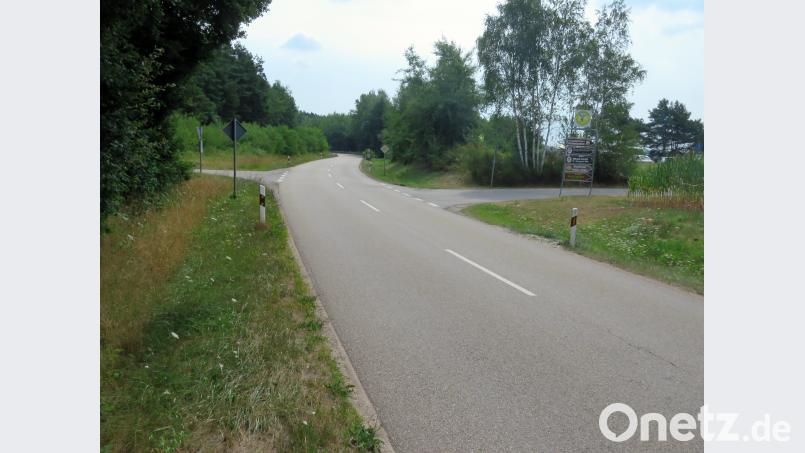 Die Einfahrt von der Industriestraße zur Wakeboard-Anlage und der neuen Erlebnis-Holzkugel (rechts) ist schlecht einsehbar. Eine Abbiegespur soll dort nun für mehr Sicherheit sorgen. Bild: Götz