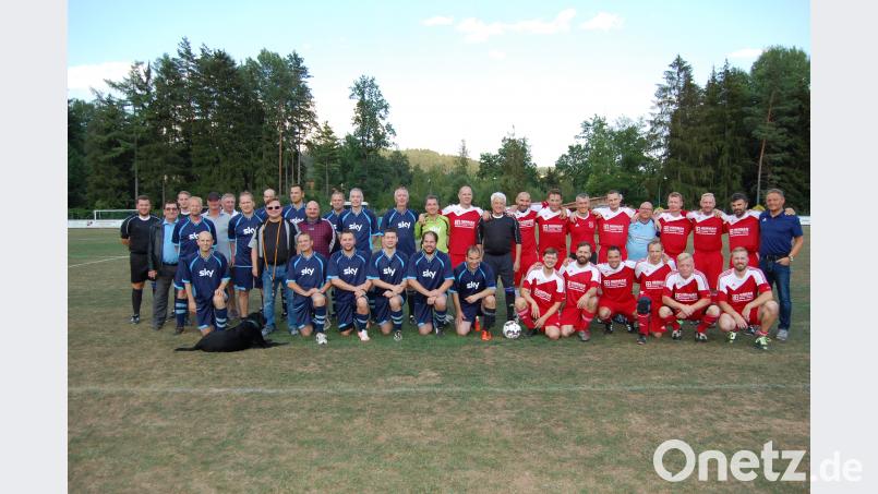 Beim Nostalgiespiel der früheren Kreisligaaufstiegsmannschaften hatten die Zuschauer ihren Spaß und einige Spieler ließen ihr einstiges Können wieder aufblitzen. Die Partie verlief fair und es gab keine Verletzungen zu beklagen. grm
