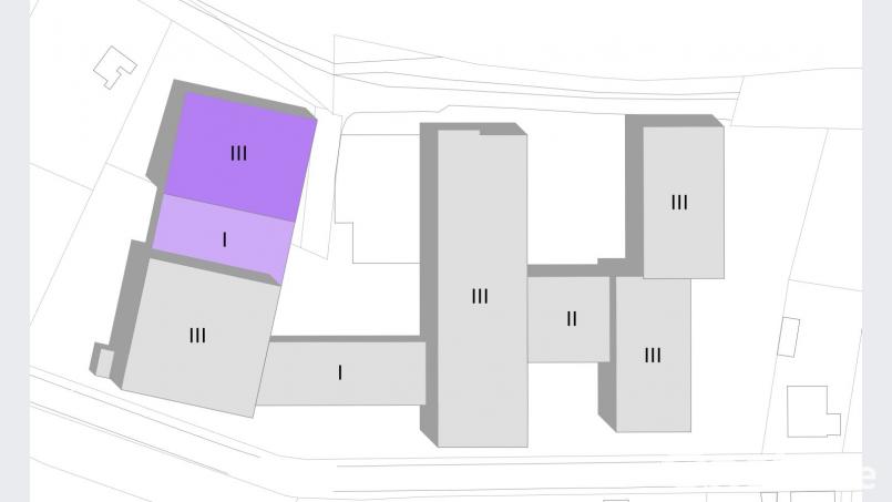 Der Entwurf der Architekten macht deutlich, wie das Berufliche Schulzentrum aussehen könnte. Das neu zu bauende Werkstattgebäude ist lila eingefärbt, die bereits bestehenden Gebäude sind grau. Unten führt die Glätzlstraße an der Schule vorbei. exb