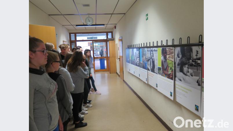 Bei dieser Foto- und Bildausstellung können sich die Realschüler über die Vorteile des Fairen Handels informieren. jzk
