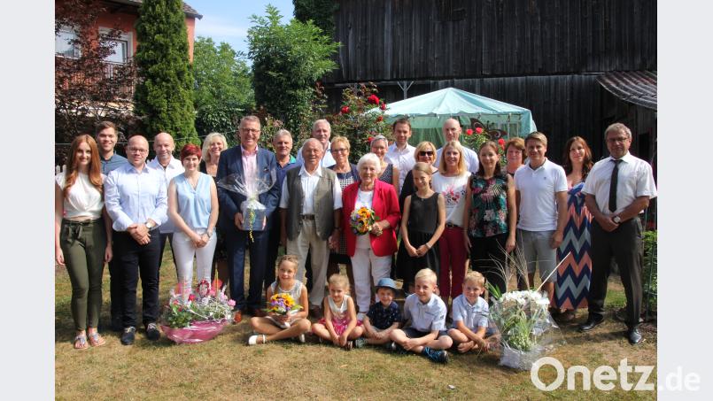 Inmitten ihrer Groißfamilie feierten am Sonntag Barbara und Werner Schmidt (Mitte) ihre Eiserne Hochzeit. Dazu gratulierte auch Bürgermeister Franz Stahl. kro