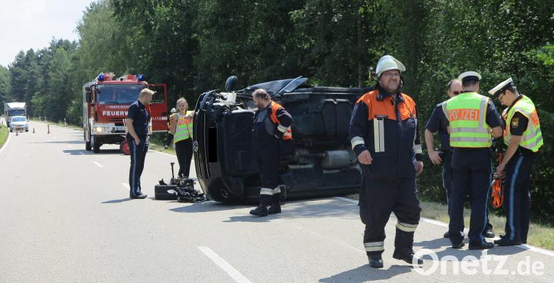Der VW einer jungen Frau (20) aus dem Landkreis Regensburg steht auf der Seite. Zuvor war sie in einen heftigen Unfall verwickelt, woraufhin sie mit dem Hubschrauber in die Uniklinik nach Regensburg geflogen werden musste. Hirsch