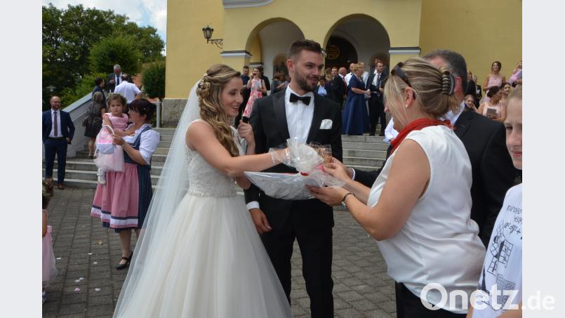 Es ist der schönste Tag im bisherigen Leben von Ramona Gallitzdörfer aus Albersrieth und Alexander Fritsch aus Waldau als sie sich am Samstag in der Benefiziumskirche St. Johannes Nepomuk ewige Treue versprechen. Zu den ersten Gratulanten zählen die Kollegen aus der Sparkasse. dob