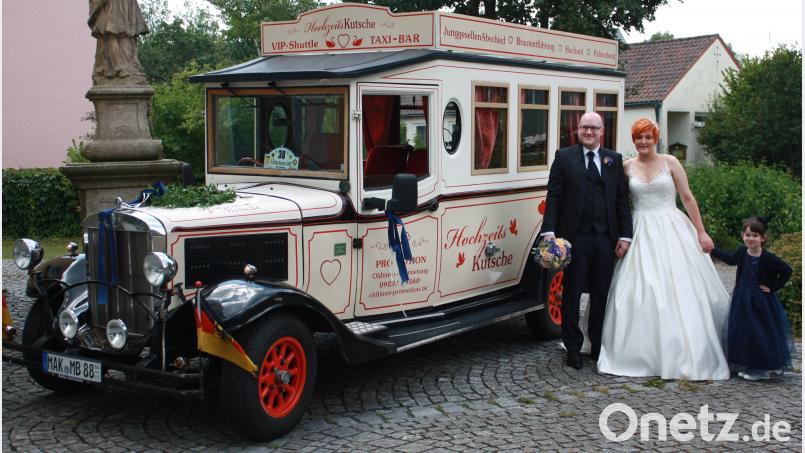Mit einem besonderen Brautauto, der Hochzeitskutsche, fuhren der Bräutigam Raphael Rahm und seine Braut Veronika Rahm, geborene Trottmann, vor. Mit dabei war auch die kleine Miriam, Nichte des Bräutigams (links). lk