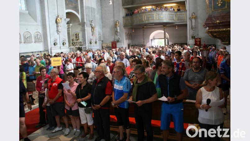 Zusätzliche Stühle wurden vom gegenüberliegenden Jugendheimsaal herangeschafft. Binnen kurzer Zeit war die Wallfahrtskirche bis auf den allerletzten Platz besetzt. wro
