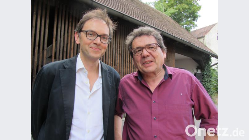 Andreas Rötzer (links) und Thomas Geiger stellen beim Sommerfest des Literaturhauses &quot;Naturkunden&quot; vor. aks