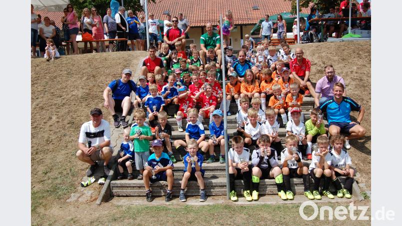 Groß war die Begeisterung beim Bambini-Turnier der Vier- bis Siebenjährigen auf dem Fußballplatz und groß die Freude beim Überreichen eines Pokals an jeden Spieler. grm