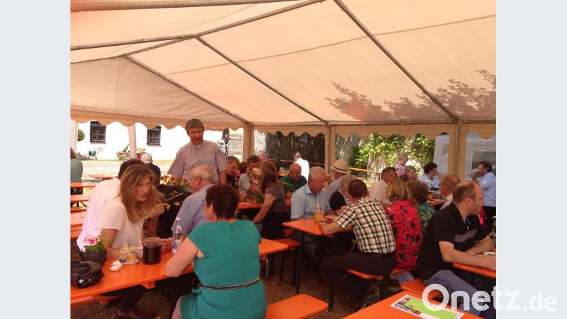 Die Gläubigen feiern nach dem Patroziniumsgottesdienst mit Pfarrer Adam Nieciecki (stehend) im Pfarrgarten. sl