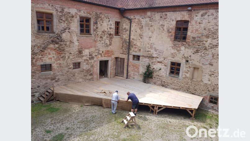 Die Männer des Fördervereins Schloss Burgtreswitz e.V. stellen die Bühne im Schlosshof auf. gi