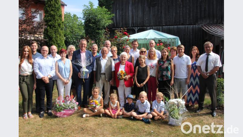 Inmitten ihrer Groißfamilie feierten am Sonntag Barbara und Werner Schmidt (Mitte) ihre Eiserne Hochzeit. Dazu gratulierte auch Bürgermeister Franz Stahl. kro