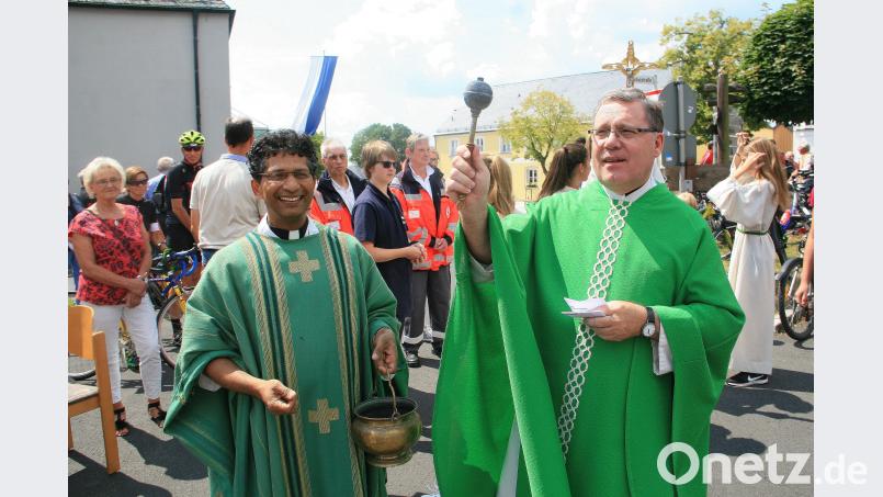 „Wir segnen die Menschen, die auf ihren Rädern zu uns gekommen sind“, betonte Pfarrer Manfred Strigl (rechts). Links: Pfarrer Joseph. wro