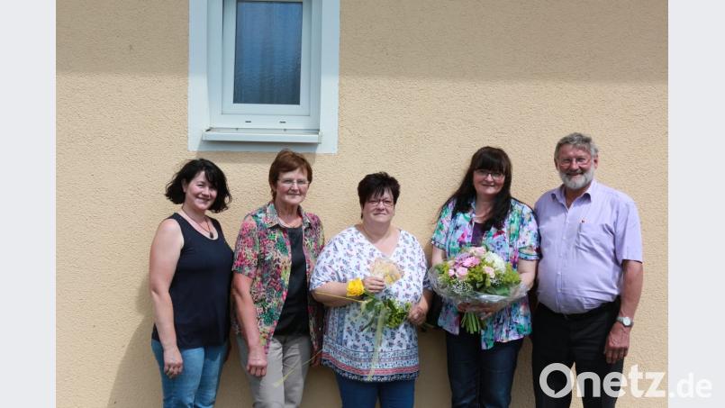 Bei der Spendenübergabe: (von links) Chrisztine Hecht, Vorsitzende des Frauenbunds Großkonreuth, Marianne Gleißner, Eltern-Kind-Gruppen-Leiterin Cornelia Bauer, die ehemalige Leiterin Camilla Härtl und Bürgermeister Josef Schmidkonz. kro