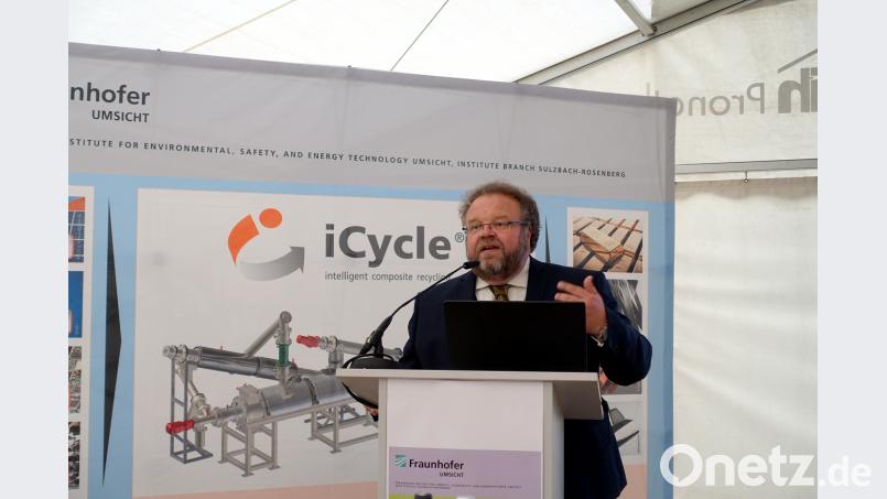Prof. Dr. Andreas Hornung eröffnete das Symposium mit Gästen von nah und fern. Bild: gac