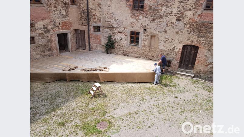 Die Männer des Fördervereins Schloss Burgtreswitz e.V. stellen die Bühne im Schlosshof auf. gi