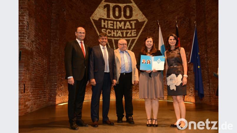 Finanz- und Heimatminister Albert Füracker (links) übergibt gemeinsam mit Wissenschafts- und Kunstministerin Professor Dr. Marion Kiechler (rechts) für das Objekt "Elvis-Flügel" aus dem Kultur- und Militärmuseum Grafenwöhr den Preis an Bürgermeister Edgar Knobloch, Willi Gottschalk und Birgit Plößner. bey