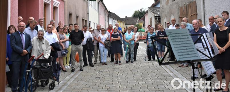 Die Anwohner und viele Interessierte nahmen an der Feier teil. rgr