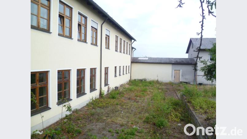 Bei der Sanierung des Vereinsheims in Kemnath werden auch die bislang unansehnlichen Außenanlagen umgestaltet und wird die Garage (im Hintergrund) abgerissen. Im Bereich vorne links soll eine Rampe als Zugang zur Mehrzweckhalle angelegt werden. usc