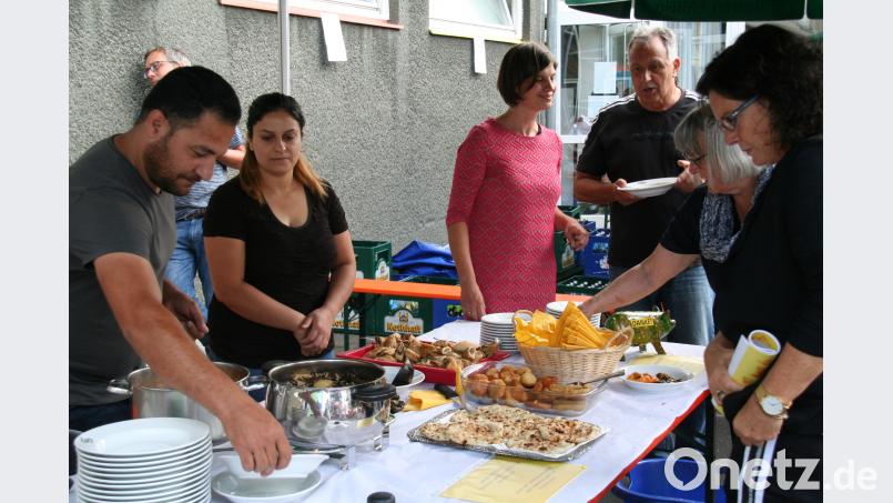 Mit orientalischen Spezialitäten überraschte die Familie Akid Ajaaj aus dem Irak die Besucher beim Schulfest. fpoz