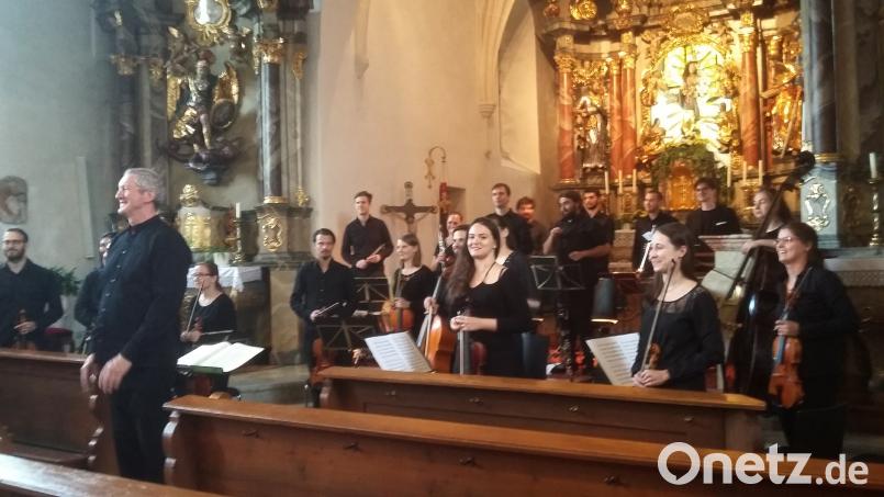Nach dem Konzert erheben sich die Mitglieder des Orchesters und nehmen, zusammen mit Dirigent Josef Blank (vorne) den Beifall des Publikums entgegen. eib