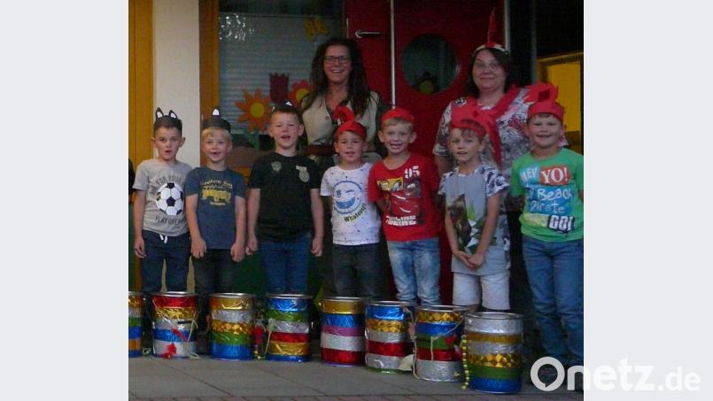 Die Erzieherinnen des Herz-Jesu-Kindergartens basteln mit den Buben und Mädchen Märchentrommeln. mez