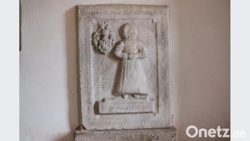 Der Grabstein der Pfarrerstochter Barbara Dümler im Eingang der Krummennaaber Kirche. den